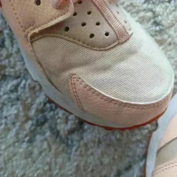 Nike Air Women Huarache Run Sunset TINT/WHITE-GUM 6.5 - Picture 15 of 15